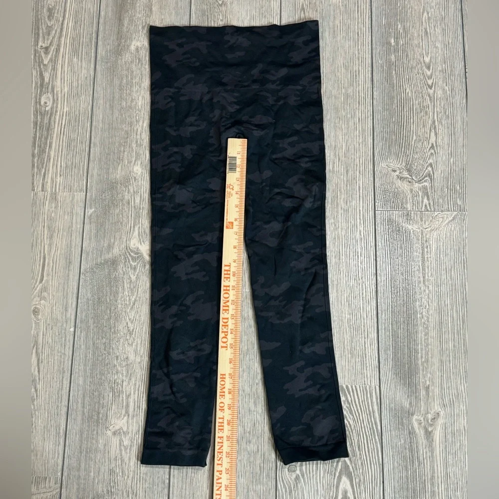 SPANX Seemless Leggings for Tummy Control Black Camo Size Medium New-No Tags - Picture 6 of 8